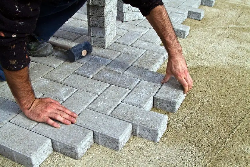 Layingpaving slabs for dry mix