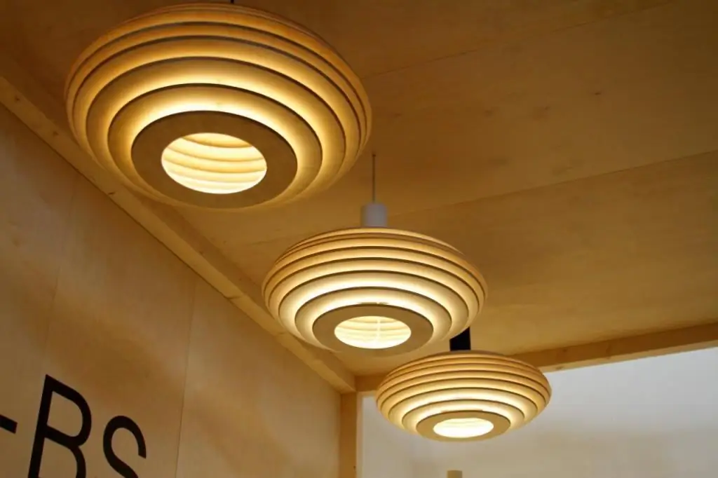 Soffitto e lampade in compensato