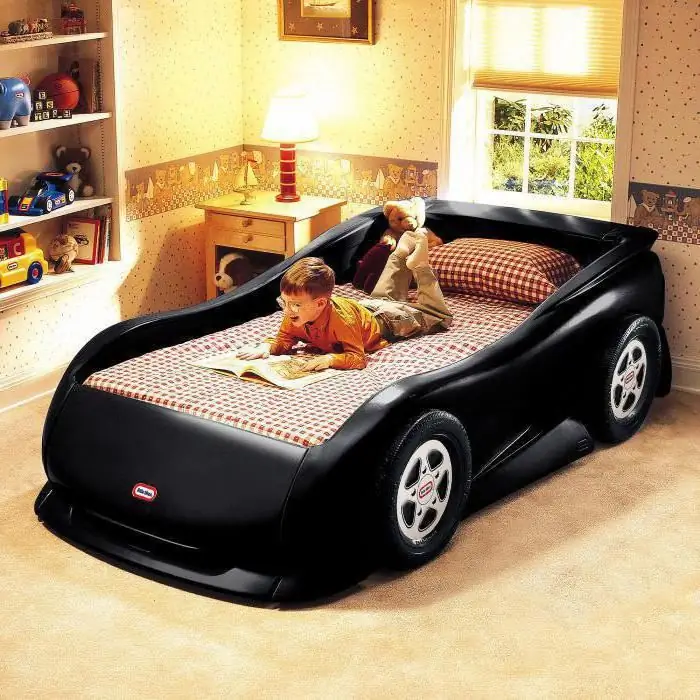 cama de bebê em forma de carro