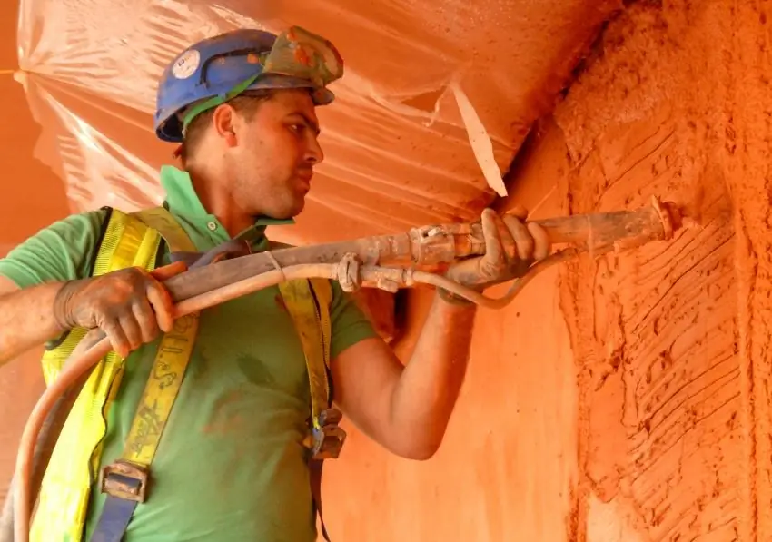 nadele van gemeganiseerde muurpleisterwerk