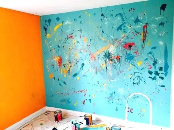 Do-it-yourself wallpaper painting with water-based paint