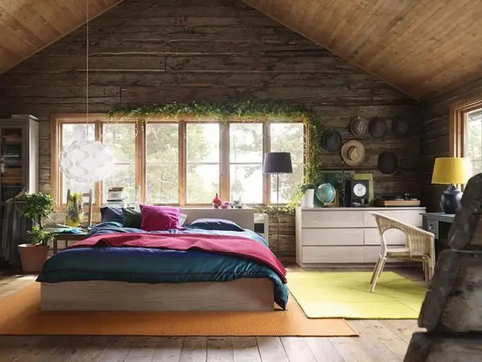 Schlafzimmer in einem Holzhaus Foto