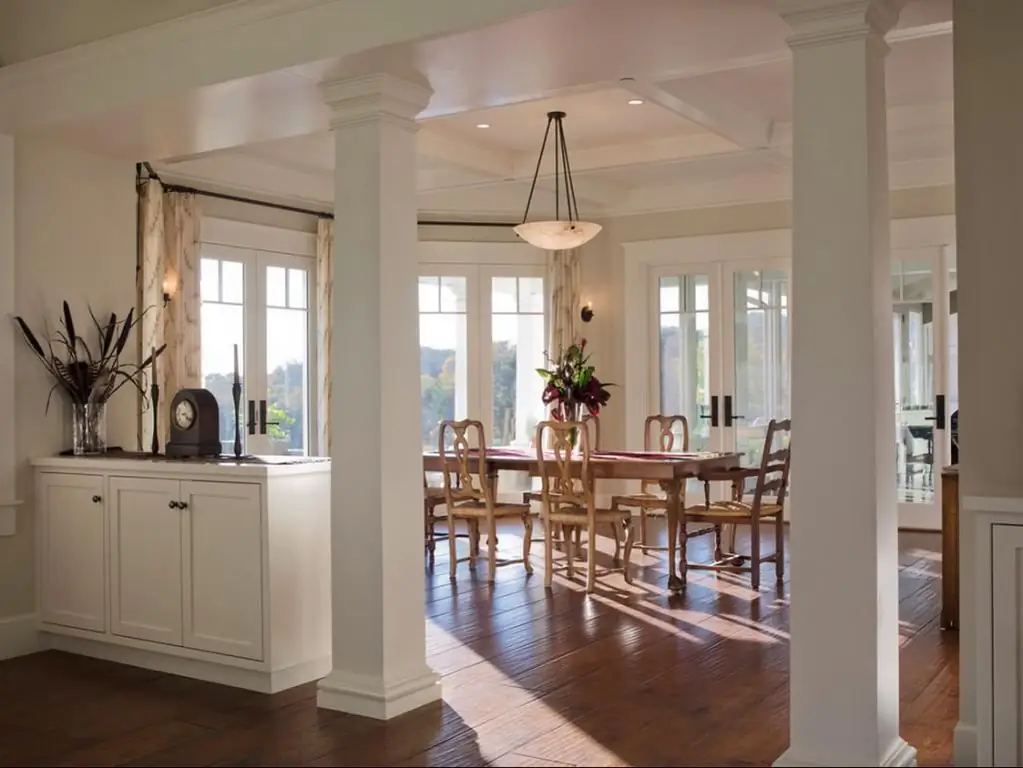 columns in the interior of the dining room