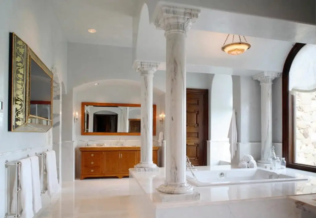 columns in the interior of the bathroom