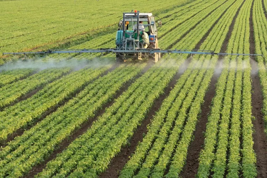 Spruzzare il campo con fertilizzante