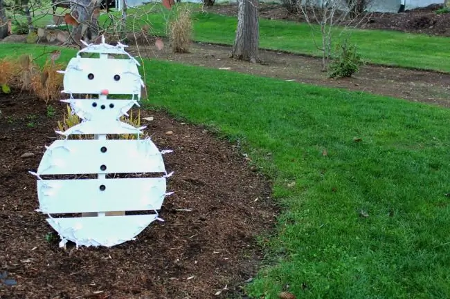 Schneemann aus Brettern