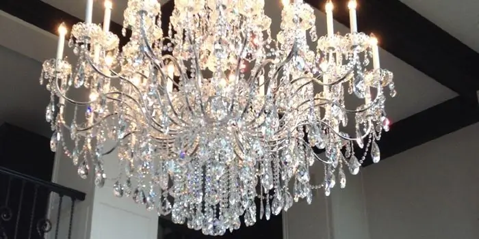 yuav ua li cas tshem tawm chandelier ntawm lub qab nthab