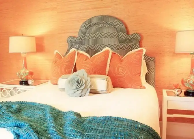 warna peach di interior kamar tidur