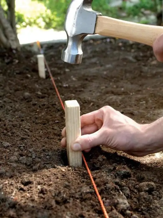 do-it-yourself garden paths from improvised materials photo