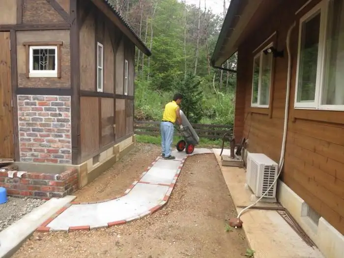 garden paths with their own hands at low cost from concrete