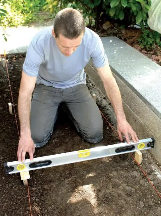 DIY garden paths from improvised materials