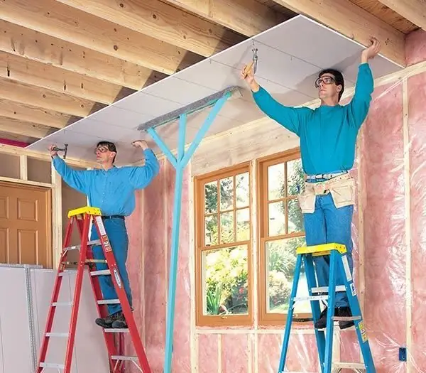 installatie van een profiel voor gipsplaat aan het plafond